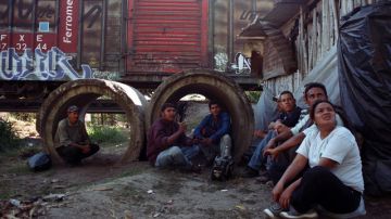 Un grupo de inmigrantes centroamericanos aguarda en Chiapas a 'La Bestia' en su viaje al norte.