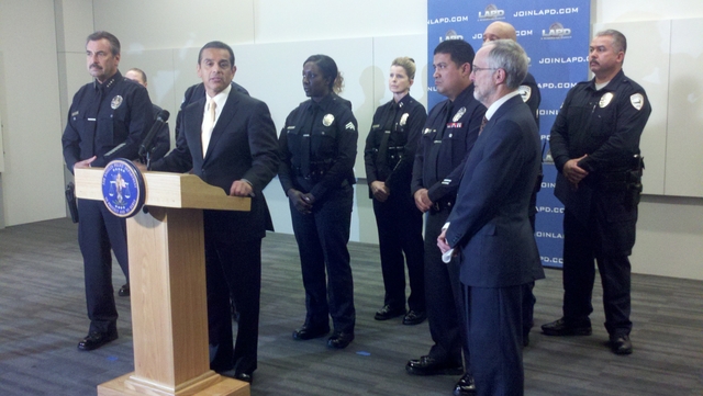 El alcalde Antonio Villaraigosa da reconocimiento a los policías que participaron la semana pasada en el incidente donde un hombre disparaba a los automóviles en Sunset y Vine.