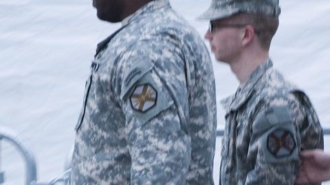 Militares escoltan al soldado Bradley Manning (c), ayer.
