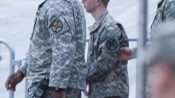 Militares escoltan al soldado Bradley Manning (c), ayer.