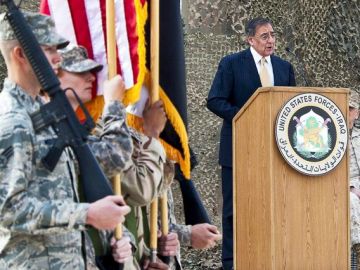 El secretario de Defensa de EEUU, Leon Panetta, habla sobre el fin de la operación,  en Bagdad.