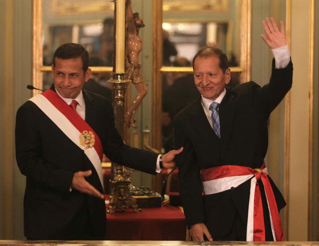 El presidente de Perú, Ollanta Humala (i), cuando posaba junto a su nuevo ministro de Energía y Minas, Jorge Merino.