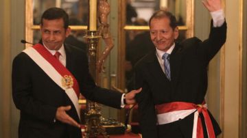 El presidente de Perú, Ollanta Humala (i), cuando posaba junto a su nuevo ministro de Energía y Minas, Jorge Merino.