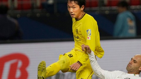 El mediocampista del  Kashiwa Reysol, Masakatsu Sawa.(izq.) es la bujía del ataque del equipo japonés que quiere cerrar el 2011 con un triunfo.