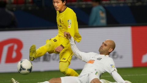El mediocampista del  Kashiwa Reysol, Masakatsu Sawa.(izq.) es la bujía del ataque del equipo japonés que quiere cerrar el 2011 con un triunfo.