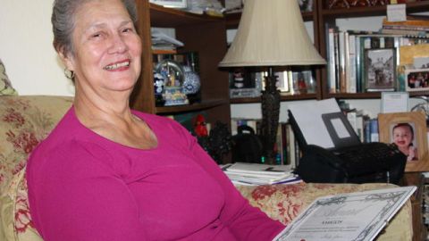 Alma Martínez en su hogar de Redondo Beach. Martínez vio las necesidades de los pacientes de VIH cuando enfermó su hijo y fundó Amigos Sin Barreras en 1994.