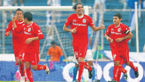 Édgar Dueñas (14) fue el anotador del segundo gol de Toluca en la victoria de los Choriceros sobre Atlante en el Nemesio Díez.