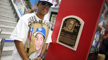 Un fanático posa junto a la placa de Roberto Alomar vistiendo una camiseta con la efigie del gran exsegunda base puertorriqueño.