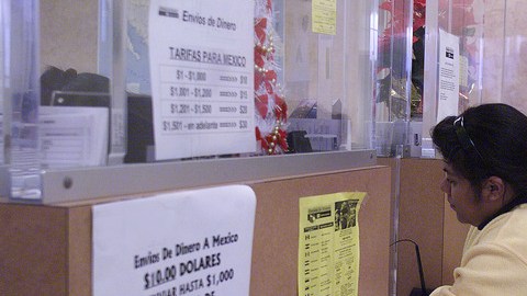 Los fines de año suelen ser de las mejores épocas para mandar dinero a la familia. La crisis se ha convertido en obstáculo.