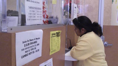 Los fines de año suelen ser de las mejores épocas para mandar dinero a la familia. La crisis se ha convertido en obstáculo.