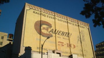 El anuncio de Caliente en un muro del Teatro California de San Diego, que data de los sesenta. El hipódromo tijuanense cerró en 1971.