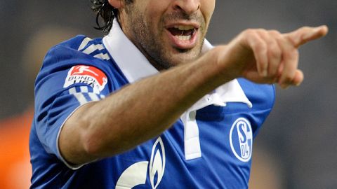 Raúl festeja su segundo gol en la paliza 5-0 sobre el Bremen.
