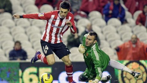 Markel Susaeta (izq.) regatea al portero Roberto Jiménez para marcar el primer gol del Athletic de Bilbao ante el Real Zaragoza.