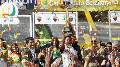 Luis Fernando Saritama  exhibe en todo lo alto el trofeo que acredita al Deportivo Quito como campeón del futbol ecuatoriano.