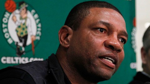 El coach Doc Rivers (izq.) y el presidente operacional del equipo, Danny Ainge, han mostrado  preocupación por la baja de Jeff Green.