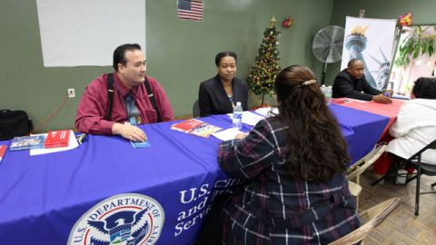 Empleados de USCIS explican a residentes del Valle el proceso para la naturalización.