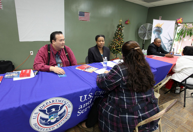 Empleados de USCIS explican a residentes del Valle el proceso para la naturalización.