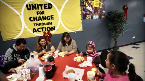 Con un espíritu  navideño la comunidad inmigrante en LA se unió a la celebración del Día Internacional del Migrante con la intención de olvidar por un momento la presión en la que vive.