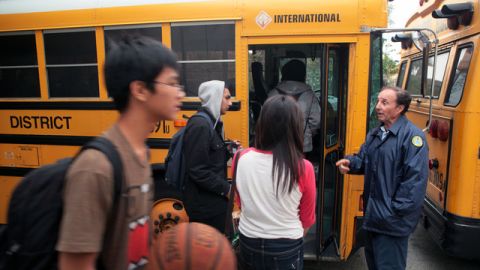 Existe gran tensión por la eliminación del transporte público a los estudiantes de las escuelas magnet.