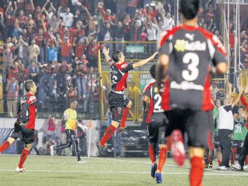 La Liga Deportiva Alajuelense ganó ayer el título número 27  de su historia al ganar mediante los penales al Herediano en su campo.