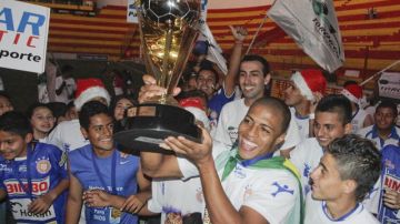 Los jugadores del Isidro Metapán celebran tras coronarse campeones del Torneo Apertura de la Primera División, ayer, en el Cuscatlán.