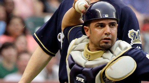Nieves en un lance con Milwaukee; atrás está el pitcher Randy Wolf.