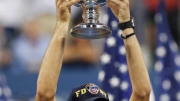 Con el trofeo de Wimbledon en mano, Djokovic llega a Serbia.