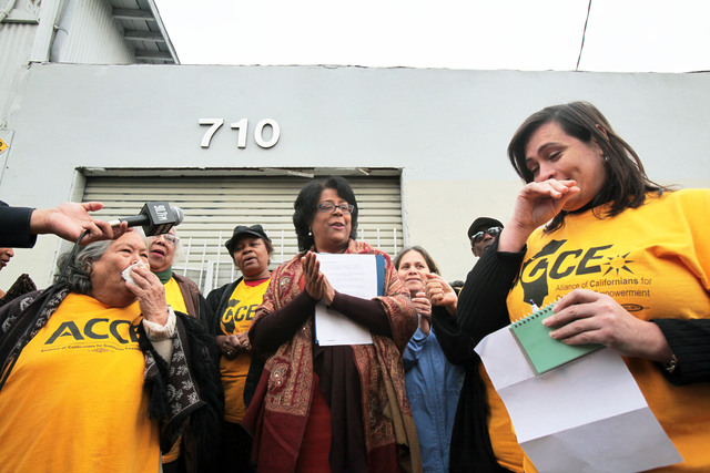 Varias de las activistas lloran de emoción al saber que la planta ya no estará en los límites de su comunidad.  En el centro, la concejal Jan Perry, quien se unió a la celebración de los residentes de la zona.