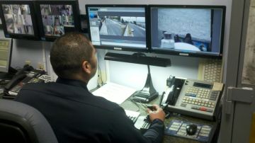 Un agente monitorea las cámaras de vigilancia y toda la acción que captan en alrededores de donde están ubicadas.