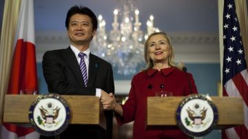 La secretaria de Estado, Hillary Clinton, (der.) y el ministro japonés de Exteriores, Koichiro Gemba, en plena conferencia de prensa.
