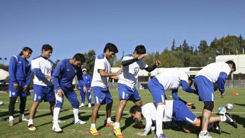 Omar Bravo recibe la 'bienvenida' por parte de sus compañeros de La Máquina tras ser presentado.