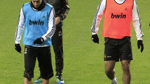 Nuri Sahin (izq.)  y  Hamit Altintop (der.)  saldrán hoy  como titulares con Real Madrid, que con equipo alterno se enfrentará al Ponferradina.
