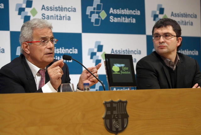 Los doctores Ramón Cugat (izq.) y Ricard Pruna durante la rueda de prensa  tras intervenir al jugador del conjunto azulgrana David Villa.