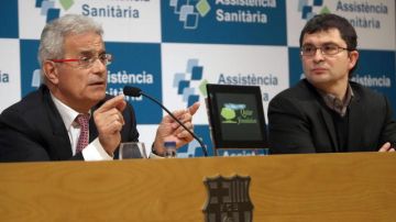 Los doctores Ramón Cugat (izq.) y Ricard Pruna durante la rueda de prensa  tras intervenir al jugador del conjunto azulgrana David Villa.