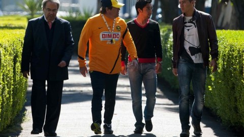 José María Cárdenas (der.) platica con directivos de las Águilas y el técnico Miguel Herrera (segundo de izq. a der.) ayer en Coapa.