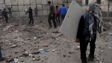 Las autoridades egipcias construyeron ayer un muro en la calle Sheij Rihan,  para impedir el acceso de los manifestantes.