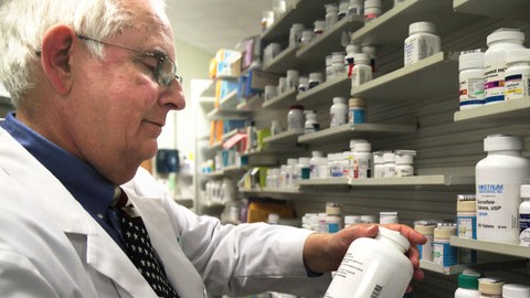 Jerry Shapiro, de Uptown Drugs, dice que AB97 le obligaría a devolver 500 mil dólares al estado y lo 'llevaría a la quiebra'.