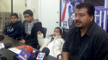 Jorge Girón (derecha) habla con la prensa junto a sus tres hijos ciudadanos de EEUU, Jorge Jr. (izq.), Diego y Natalie. La madre fue deportada.