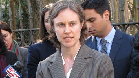 Amy Pedersen, abogada de MALDEF, habla a la salida de la corte federal de Charleston, donde un juez decidió aplazar su veredicto ayer.