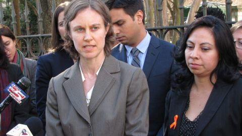 Amy Pedersen, abogada de MALDEF, habla a la salida de la corte federal de Charleston, donde un juez decidió aplazar su veredicto ayer.