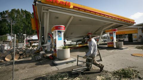 Los fuertes vientos causaron los peores daños en décadas, incluyendo esta gasolinera de la empresa Shell, en Pasadena.