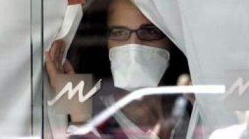 Los científicos dicen que la nueva cepa de gripe AH1N1, que ha enfermado a miles, es una combinación de virus humanos, aviares y porcinos.