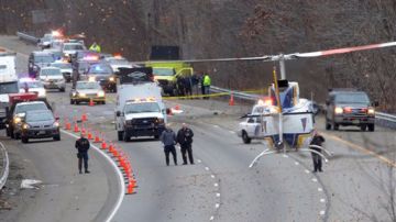 Los restos de una avioneta cayeron en la autopista