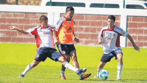 Marco Fabián de la Mora (centro) en un entrenamiento del Rebaño, que ha realizado una intensa pretemporada de cara al arranque del torneo.