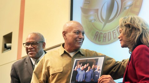 Donald García recibe de Constance Rice su diploma de graduado del programa antipandillas.