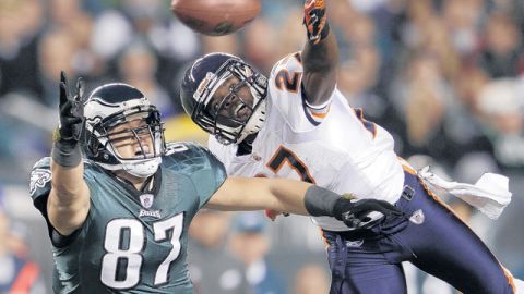 Brent Celek (izq.), de Filadelfia, batalla por el ovoiode con Major Wright (27), en su más reciente encuentro con Osos de Chicago.