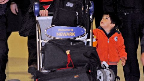 Lori Berenson llega al aeropuerto internacional de New Jersey, EEUU, desde Lima, Perú, con su hijo  Salvador Apari.