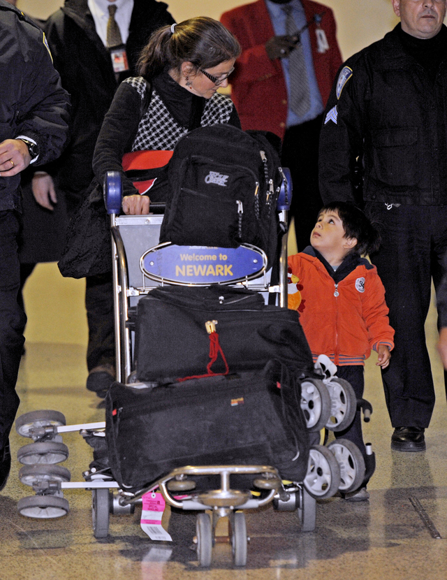 Lori Berenson llega al aeropuerto internacional de New Jersey, EEUU, desde Lima, Perú, con su hijo  Salvador Apari.