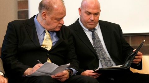 El fiscal general de Arizona, Tom Horne (izq.) y el jefe del Departamento de Policía de Tempe, Kim Hale, en conferencia de prensa sobre cómo se pudo desarticular la red de narcos.