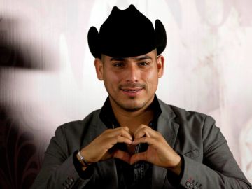 Espinoza Paz desmintió el lunes una relación personal con Lucero.